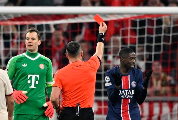 Schiedsrichter Referee Istvan Kovacs (ROU) zeigt Ousmane Dembele FC Paris Saint-Germain PSG (10) gelb-rote Karte Platzverweis links Torwart Manuel Neuer FC Bayern Muenchen FCB (01) FC Bayern Muenchen FCB vs Paris Saint-Germain PSG Spieltag 5 26.11.2024 DFL REGULATIONS PROHIBIT ANY USE OF PHOTOGRAPHS AS IMAGE SEQUENCES AND OR QUASI-VIDEO FC Bayern Muenchen FCB vs Paris Saint-Germain PSG