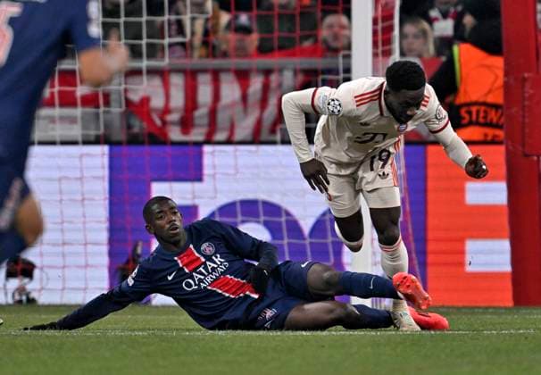 Sport Bilder des Tages 26.11.2024, Fussball UEFA Championsleague 2024 2025: 5.Spieltag, FC Bayern München - Paris St. Germain, in der Allianz-Arena München. v.l. Ousmane Dembele (FC Paris Saint-Germain) foult hier Alphonso Davies (FC Bayern München)