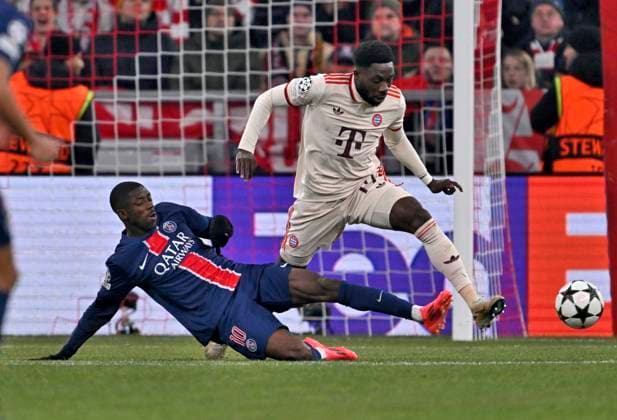 26.11.2024, Fussball UEFA Championsleague 2024 2025: 5.Spieltag, FC Bayern München - Paris St. Germain, in der Allianz-Arena München. v.l. Ousmane Dembele (FC Paris Saint-Germain) foult hier Alphonso Davies (FC Bayern München)