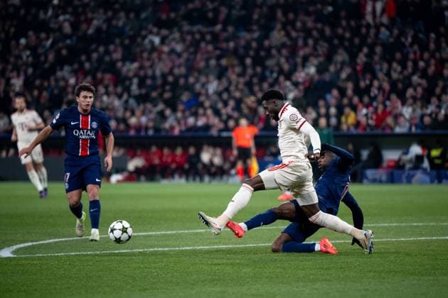 Ousmane Dembele (Paris Saint Germain, 10) mit Foul zur gelb - roten Karte im Zweikampf mit Alphonso Davies (FC Bayern Muenchen, 19) GER, FC Bayern Muenchen (FCB) vs Paris Saint Germain (PSG), Fussball, UEFA Champions League, 5. Spieltag, Spielzeit 2024 2025, 26.11.2024 GER, FC Bayern Muenchen (FCB) vs Paris Saint Germain (PSG), Fussball, UEFA Champions League, 5. Spieltag, Spielzeit 2024 2025, 26.11.2024 Muenchen Copyright: xEibner-Pressefoto Memmlerx EP_MMR