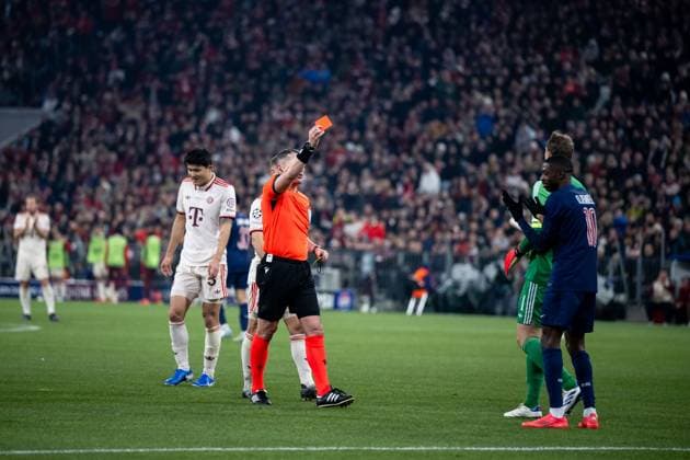 Schiedsrichter Istvan Kovacs (Rumaenien) zeigt Ousmane Dembele (Paris Saint Germain, 10) die rote Karte, GER, FC Bayern Muenchen (FCB) vs Paris Saint Germain (PSG), Fussball, UEFA Champions League, 5. Spieltag, Spielzeit 2024 2025, 26.11.2024 GER, FC Bayern Muenchen (FCB) vs Paris Saint Germain (PSG), Fussball, UEFA Champions League, 5. Spieltag, Spielzeit 2024 2025, 26.11.2024 Muenchen Copyright: xEibner-Pressefoto Memmlerx EP_MMR
