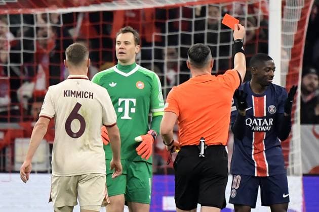 Sport Bilder des Tages 26.11.2024, xemx, Fussball UEFA Champions League, FC Bayern Muenchen - Paris St.Germain emspor, v.l. Schiedsrichter Referee Istvan Kovacs (Rumänien) zeigt Ousame Dembele (PSG Paris St.Germain) die gelb-rote Karte Joshua Kimmich (FC Bayern Muenchen) Manuel Neuer (FC Bayern Muenchen) (DFL DFB REGULATIONS PROHIBIT ANY USE OF PHOTOGRAPHS as IMAGE SEQUENCES and or QUASI-VIDEO) Muenchen