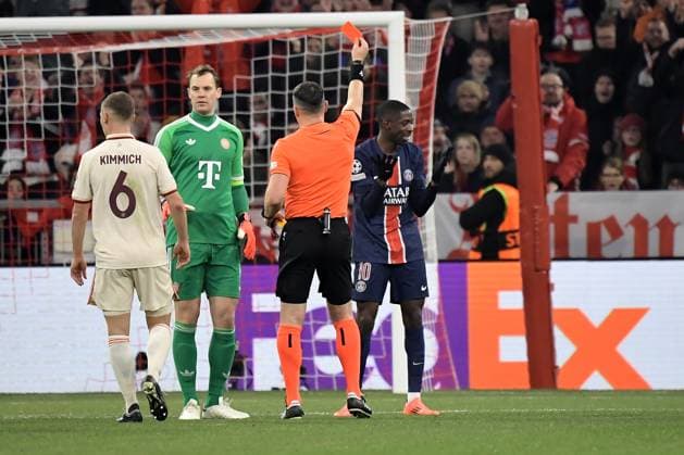26.11.2024, xemx, Fussball UEFA Champions League, FC Bayern Muenchen - Paris St.Germain emspor, v.l. Schiedsrichter Referee Istvan Kovacs (Rumänien) zeigt Ousame Dembele (PSG Paris St.Germain) die gelb-rote Karte Joshua Kimmich (FC Bayern Muenchen) Manuel Neuer (FC Bayern Muenchen) (DFL DFB REGULATIONS PROHIBIT ANY USE OF PHOTOGRAPHS as IMAGE SEQUENCES and or QUASI-VIDEO) Muenchen