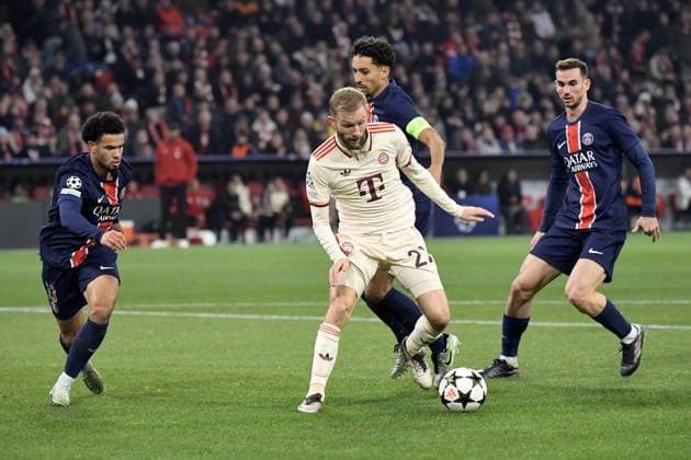 26.11.2024, xemx, Fussball UEFA Champions League, FC Bayern Muenchen - Paris St.Germain emspor, v.l. Warren Zaire-Emery (PSG Paris St.Germain) Konrad Laimer (FC Bayern Muenchen) Marquinhos (PSG Paris St.Germain) Zweikampf, Aktion, action, battle for the ball (DFL DFB REGULATIONS PROHIBIT ANY USE OF PHOTOGRAPHS as IMAGE SEQUENCES and or QUASI-VIDEO) Muenchen