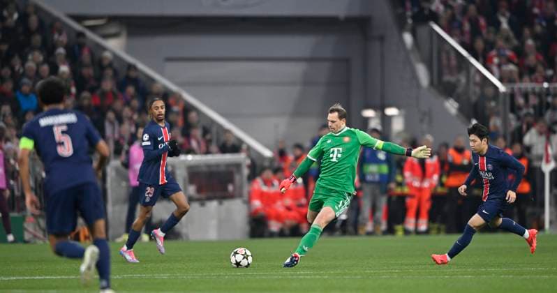 Torwart Manuel Neuer FC Bayern Muenchen FCB (01) Aktion am Ball macht Ausflug vor dem Tor FC Bayern Muenchen FCB vs Paris Saint-Germain PSG Spieltag 5 26.11.2024 DFL REGULATIONS PROHIBIT ANY USE OF PHOTOGRAPHS AS IMAGE SEQUENCES AND OR QUASI-VIDEO FC Bayern Muenchen FCB vs Paris Saint-Germain PSG