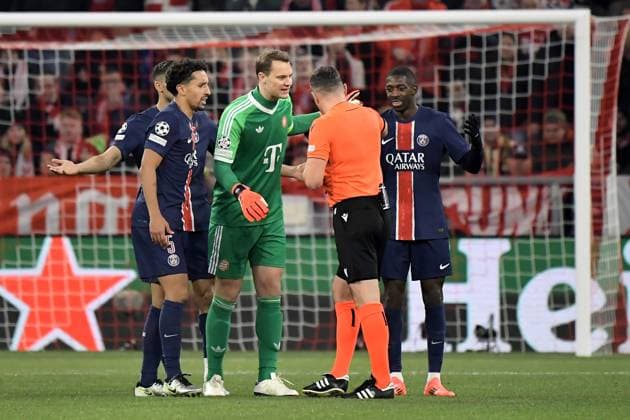 26.11.2024, xemx, Fussball UEFA Champions League, FC Bayern Muenchen - Paris St.Germain emspor, v.l. Marquinhos (PSG Paris St.Germain) Schiedsrichter Referee Istvan Kovacs (Rumänien) Manuel Neuer (FC Bayern Muenchen) Ousame Dembele (PSG Paris St.Germain) nach dem Platzverweis (DFL DFB REGULATIONS PROHIBIT ANY USE OF PHOTOGRAPHS as IMAGE SEQUENCES and or QUASI-VIDEO) Muenchen