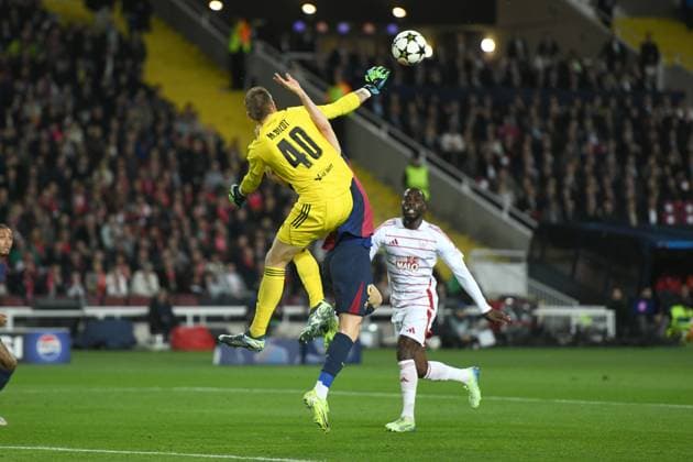 FC Barcelona, Barca v STADE BRESTOIS OLIMPIC STADIUM LLUIS COMPANYS. MONTJUIC,BARCELONA. NOVEMBER 26,2024 FC BARCELONA vs Stade Brestois November 26,2024 Marco Bizot (40) goalkepeer of Stade Brestois and Robert Lewandowski (9) of FC Barcelona (penalty)during the UEFA Champions League 2024 25 League Phase match between FC Barcelona and Stade Brestois at Olimpic Stadium Lluis Companys of MontjuÃ¯c in Barcelona, Spain. Barcelona ESP Copyright: xS.xRosx