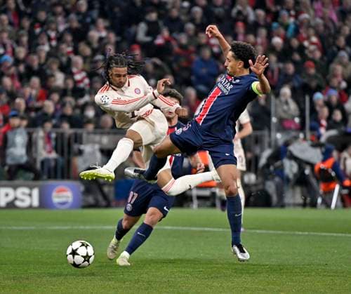 26.11.2024, Fussball UEFA Championsleague 2024 2025: 5.Spieltag, FC Bayern München - Paris St. Germain, in der Allianz-Arena München. v.l. Michael Olise (FC Bayern München) gegen Marquinhos (FC Paris Saint-Germain)