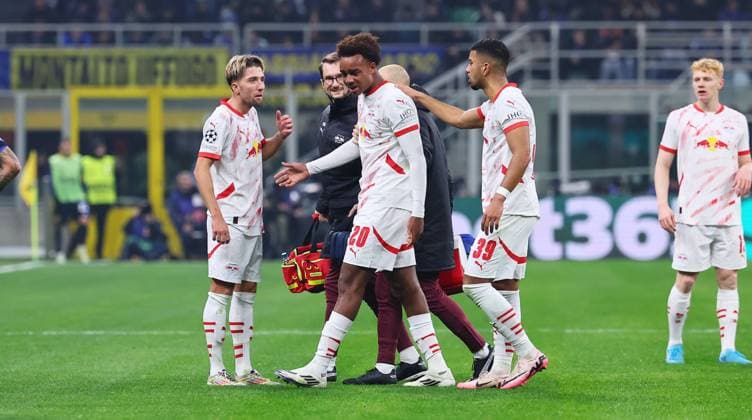Inter Mailand - RB Leipzig Champions League Leipzig, 26.11.2024, Giuseppe-Meazza-Stadion, Fussball, UEFA Champions League, Spieltag 5 , RB Leipzig vs. FC Inter Mailand , Im Bild: Assan Ouedraogo (20, RB Leipzig) muß wegen einer Verletzung behandelt und wenig später ausgewechselt werden. ,