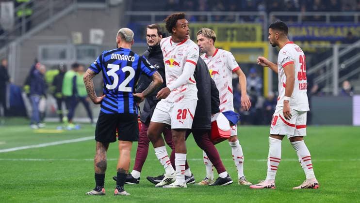 Inter Mailand - RB Leipzig Champions League Leipzig, 26.11.2024, Giuseppe-Meazza-Stadion, Fussball, UEFA Champions League, Spieltag 5 , RB Leipzig vs. FC Inter Mailand , Im Bild: Assan Ouedraogo (20, RB Leipzig) muß wegen einer Verletzung behandelt und wenig später ausgewechselt werden. ,