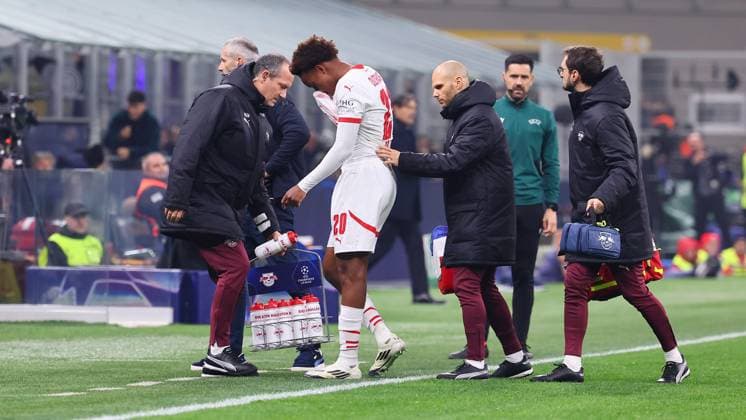 Inter Mailand - RB Leipzig Champions League Leipzig, 26.11.2024, Giuseppe-Meazza-Stadion, Fussball, UEFA Champions League, Spieltag 5 , RB Leipzig vs. FC Inter Mailand , Im Bild: Assan Ouedraogo (20, RB Leipzig) muß wegen einer Verletzung behandelt und wenig später ausgewechselt werden. ,