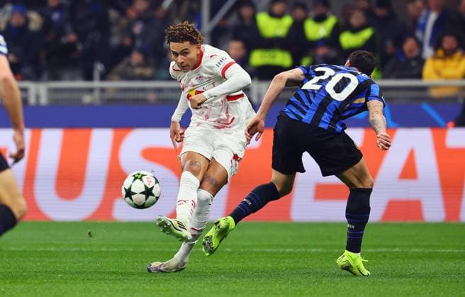 Inter Mailand - RB Leipzig Champions League Leipzig, 26.11.2024, Giuseppe-Meazza-Stadion, Fussball, UEFA Champions League, Spieltag 5 , RB Leipzig vs. FC Inter Mailand , Im Bild v.l.: Antonio Nusa (RB Leipzig), Haklan Calhanoglu (20, Inter Mailand). ,
