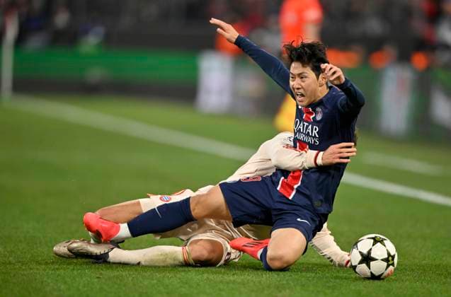 Zweikampf, Aktion Leon Goretzka FC Bayern Muenchen FCB (08) gegen Kang-in Lee FC Paris Saint-Germain PSG (19) FC Bayern Muenchen FCB vs Paris Saint-Germain PSG Spieltag 5 26.11.2024 DFL REGULATIONS PROHIBIT ANY USE OF PHOTOGRAPHS AS IMAGE SEQUENCES AND OR QUASI-VIDEO FC Bayern Muenchen FCB vs Paris Saint-Germain PSG