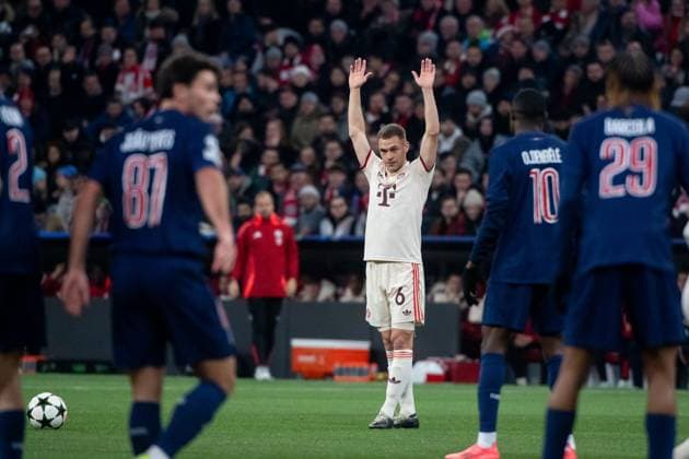 Joshua Kimmich (FC Bayern Muenchen, 06) beim Freistoß, davor 87 , Ousmane Dembele (Paris Saint Germain, 10), GER, FC Bayern Muenchen (FCB) vs Paris Saint Germain (PSG), Fussball, UEFA Champions League, 5. Spieltag, Spielzeit 2024 2025, 26.11.2024 GER, FC Bayern Muenchen (FCB) vs Paris Saint Germain (PSG), Fussball, UEFA Champions League, 5. Spieltag, Spielzeit 2024 2025, 26.11.2024 Muenchen Copyright: xEibner-Pressefoto Memmlerx EP_MMR