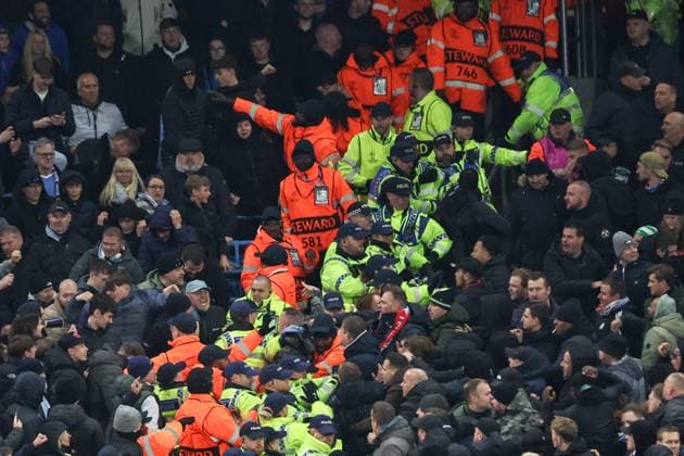 UEFA Champions League Manchester City v Feyenoord Police hold back Feyenoord fans as tempers flare during the UEFA Champions League match Manchester City vs Feyenoord at Etihad Stadium, Manchester, United Kingdom, 26th November 2024 (Photo by Mark Cosgrove News Images) Manchester Etihad Stadium Manchester United, ManU Kingdom Copyright: xMarkxCosgrove NewsxImagesx