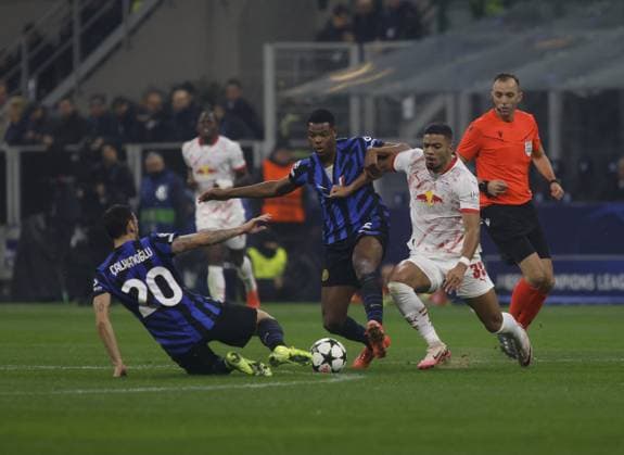 CALCIO - UEFA Champions League - Inter - FC Internazionale vs RB Leipzig Nicolo Barella of Inter FC and Denzel Dumfries of Inter FC during the Uefa Champions league 2024 25, , football match between FC Inter and RB Leipzig on 26 November 2024 at San Siro Stadium â??â?? Giuseppe Meazzaâ??â?? in Milan, Italy, Photo Nderim Kaceli Milan Italy  Copyright: xIPAxSport ABACAx