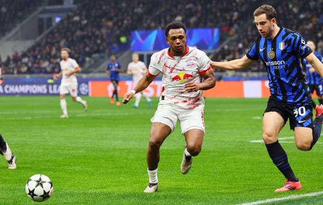 Inter Mailand - RB Leipzig Champions League Leipzig, 26.11.2024, Giuseppe-Meazza-Stadion, Fussball, UEFA Champions League, Spieltag 5 , RB Leipzig vs. FC Inter Mailand , Im Bild v.l.: Lois Openda (11, RB Leipzig), Carlos Augusto (30, Inter Mailand). ,