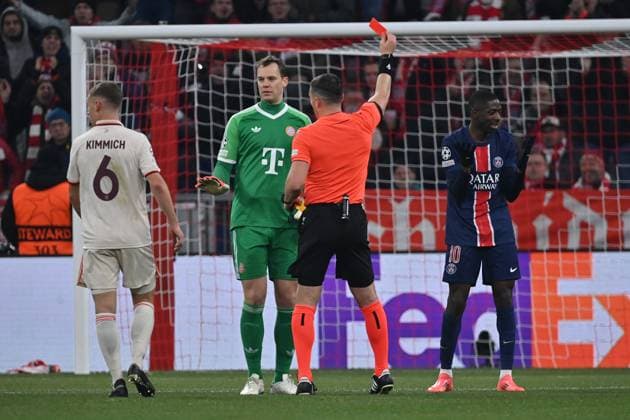 26.11.2024, xjrdrx, Fussball UEFA Champions League, FC Bayern Muenchen - Paris St.Germain emspor, v.l. Schiedsrichter Referee Istvan Kovacs (Rumänien) zeigt Ousame Dembele (PSG Paris St.Germain) die gelb-rote Karte Joshua Kimmich (FC Bayern Muenchen) Manuel Neuer (FC Bayern Muenchen) (DFL DFB REGULATIONS PROHIBIT ANY USE OF PHOTOGRAPHS as IMAGE SEQUENCES and or QUASI-VIDEO) Muenchen