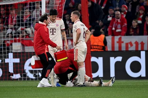 26.11.2024, xjrdrx, Fussball UEFA Champions League, FC Bayern Muenchen - Paris St.Germain emspor, v.l. Alphonso Davies (FC Bayern Muenchen) verletzt, Verletzung, Schmerz, Schmerzen Min-jae Kim (FC Bayern Muenchen) Joshua Kimmich (FC Bayern Muenchen) (DFL DFB REGULATIONS PROHIBIT ANY USE OF PHOTOGRAPHS as IMAGE SEQUENCES and or QUASI-VIDEO) Muenchen