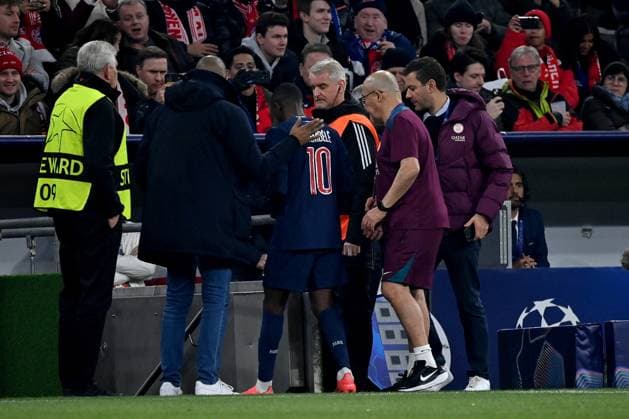 26.11.2024, xjrdrx, Fussball UEFA Champions League, FC Bayern Muenchen - Paris St.Germain emspor, v.l. Ousame Dembele (PSG Paris St.Germain) nach dem Platzverweis (DFL DFB REGULATIONS PROHIBIT ANY USE OF PHOTOGRAPHS as IMAGE SEQUENCES and or QUASI-VIDEO) Muenchen