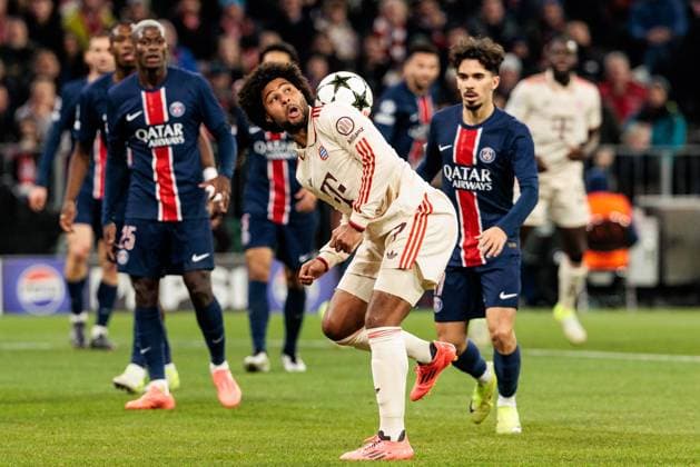 UEFA Champions League: FC Bayern München - FC Paris Saint-Germain; 26.11.2024 Serge Gnabry (FC Bayern München, 7) - Kopfball, Akrobatikeinlage Ball rollt über Rücken UEFA Champions League: FC Bayern München - FC Paris Saint-Germain, München, Allianz Arena am 26.11.2024 Copyright: xBEAUTIFULxSPORTS Wunderlx