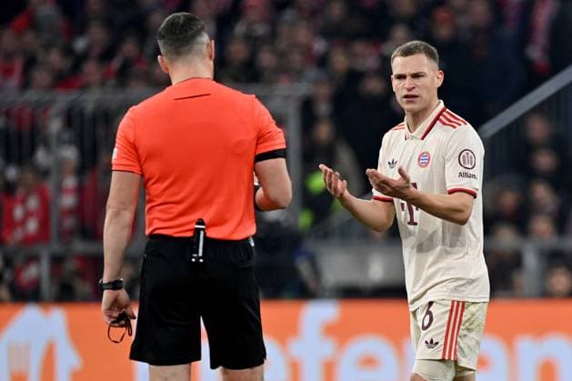 26.11.2024, xjrdrx, Fussball UEFA Champions League, FC Bayern Muenchen - Paris St.Germain emspor, v.l. Schiedsrichter Referee Istvan Kovacs (Rumänien) Joshua Kimmich (FC Bayern Muenchen) gibt Anweisungen, gestikuliert, mit den Armen gestikulieren gives instructions, gesticulate (DFL DFB REGULATIONS PROHIBIT ANY USE OF PHOTOGRAPHS as IMAGE SEQUENCES and or QUASI-VIDEO) Muenchen