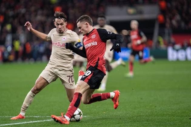 GER, UEFA Champions League, Bayer 04 Leverkusen vs FC Salzburg 26.11.2024, BayArena, Leverkusen, GER, UEFA Champions League, Bayer 04 Leverkusen vs FC Salzburg Im Bild: Zweikampf zwischen Florian Wirtz (Bayer 04 Leverkusen, 10) und Amar DediÄ‡ Dedic (FC Salzburg, 70)