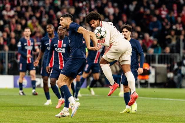UEFA Champions League: FC Bayern München - FC Paris Saint-Germain; 26.11.2024 Zweikampf Achraf Hakimi (FC Paris Saint-Germain, 2), Serge Gnabry (FC Bayern München, 7) - Kopfball, Akrobatikeinlage Ball rollt über Rücken UEFA Champions League: FC Bayern München - FC Paris Saint-Germain, München, Allianz Arena am 26.11.2024 Copyright: xBEAUTIFULxSPORTS Wunderlx