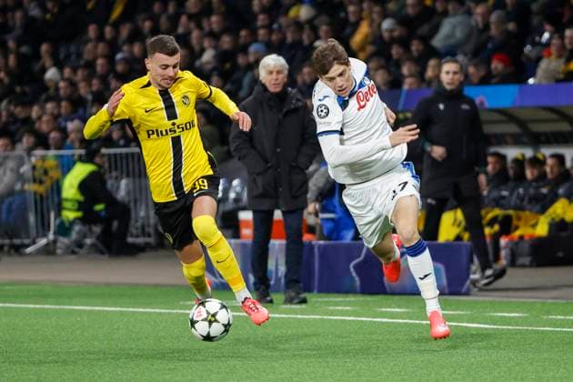 Darian Males (BSC Young Boys, 39) und Marco Palestra (Atalanta Bergamo, 27) im Laufduell , Fussball, UEFA Champions League, 5. Spieltag, 2024 2025, Young Boys Bern vs. Atalanta Bergamo, 26.11.2024, Stadion Wankdorf, Bern, Schweiz Bern Stadion Wankdorf Kanton Bern Schweiz Copyright: xGrantxHubbsx