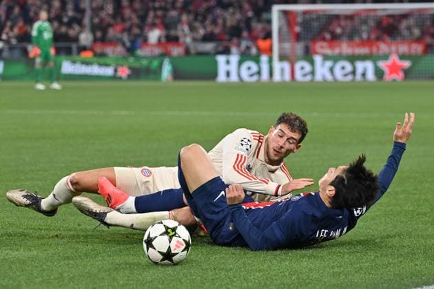 26.11.2024, xjrdrx, Fussball UEFA Champions League, FC Bayern Muenchen - Paris St.Germain emspor, v.l. Leon Goretzka (FC Bayern Muenchen) Kang-in Lee (PSG Paris St.Germain) Zweikampf, Aktion, action, battle for the ball (DFL DFB REGULATIONS PROHIBIT ANY USE OF PHOTOGRAPHS as IMAGE SEQUENCES and or QUASI-VIDEO) Muenchen