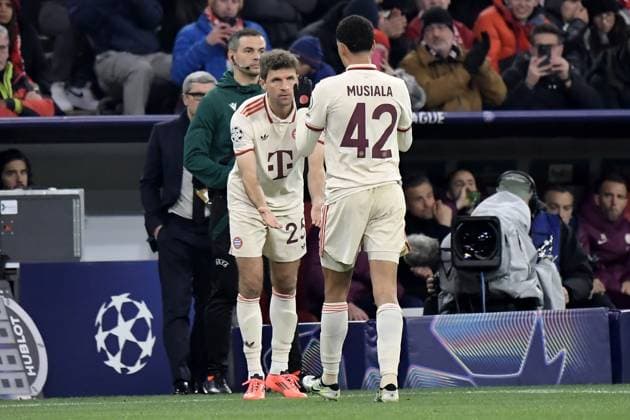 26.11.2024, xemx, Fussball UEFA Champions League, FC Bayern Muenchen - Paris St.Germain emspor, v.l. Thomas Mueller (FC Bayern Muenchen) Jamal Musiala (FC Bayern Muenchen) (DFL DFB REGULATIONS PROHIBIT ANY USE OF PHOTOGRAPHS as IMAGE SEQUENCES and or QUASI-VIDEO) Muenchen