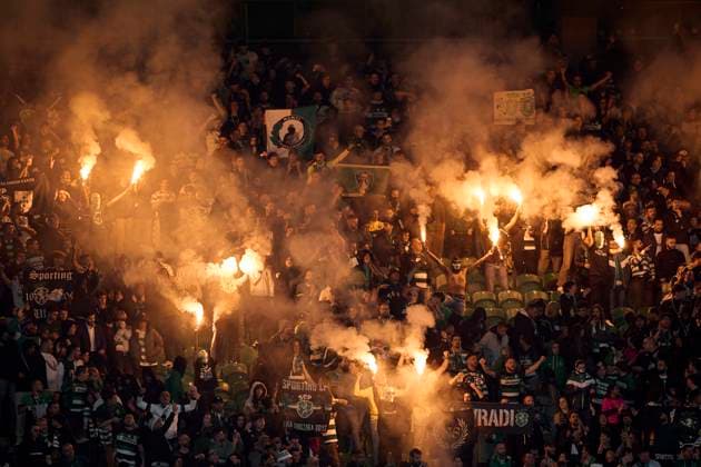 Sporting Clube de Portugal v Arsenal FC - UEFA Champions League 2024 25 League Phase MD5 Fans of Sporting CP light flares in the stand during the UEFA Champions League match between Sporting CP and Arsenal FC at Jose Alvalade Stadium in Lisbon, Portugal, on November 26, 2024. Lisbon, Portugal Lisbon Portugal  Copyright: xJosexManuelxAlvarezxReyx originalFilename:alvarezrey-notitle241126_npfsC.jpg