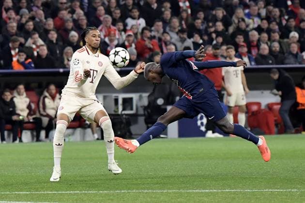 26.11.2024, xemx, Fussball UEFA Champions League, FC Bayern Muenchen - Paris St.Germain emspor, v.l. Michael Olise (FC Bayern Muenchen) Nuno Mendes (PSG Paris St.Germain) Zweikampf, Aktion, action, battle for the ball (DFL DFB REGULATIONS PROHIBIT ANY USE OF PHOTOGRAPHS as IMAGE SEQUENCES and or QUASI-VIDEO) Muenchen