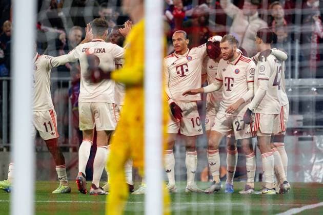 Torjubel zum 1:0, Leroy Sane 10 (FC Bayern Muenchen), Konrad Laimer 27 (FC Bayern Muenchen), Jamal Musiala 42 (FC Bayern Muenchen), FC Bayern Muenchen vs. Paris Saint-Germain, Fussball, UEFA Champions League, 5. Spieltag, 26.11.2024 DFB regulations prohibit any use of photographs as image sequences and or quasi-video Muenchen Bayern Deutschland