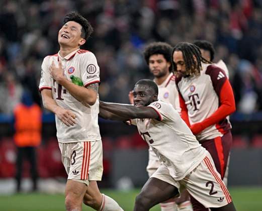 Sport Bilder des Tages 26.11.2024, Fussball UEFA Championsleague 2024 2025: 5.Spieltag, FC Bayern München - Paris St. Germain, in der Allianz-Arena München. v.l. Minjae Kim (Bayern München) und Dayot Upamecano (FC Bayern München) feiern.