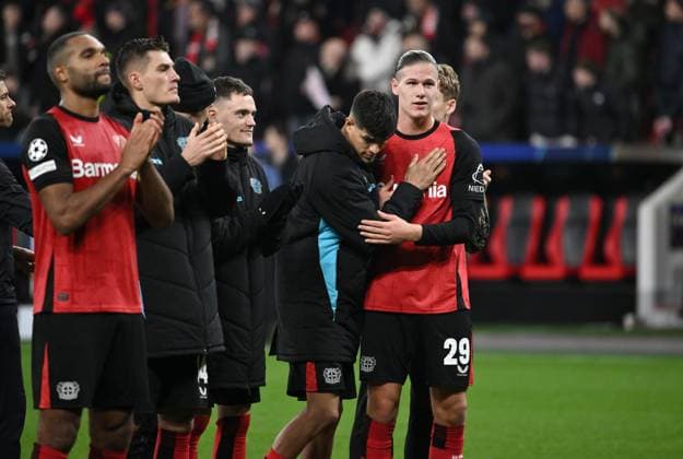 Artem Stepanov (Bayer 04 Leverkusen), re., feiert mit seinen Mitspielern den Sieg 26.11.2024, Fussball UEFA Champions League 2024 25, 5. Spieltag Bayer 04 Leverkusen - RB Salzburg Leverkusen BayArena Nordrhein Westfalen Deutschland