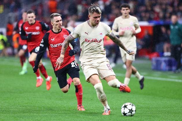 Kamil Piatkowski 91 (FC Salzburg) im Zweikampf, Aktion, mit Alejandro Grimaldo 20 (Bayer 04 Leverkusen) Bayer 04 Leverkusen vs. FC Salzburg, Fussball, UEFA Champions League, 5. Spieltag, 26.11.2024 Foto: kolbert-press Ant Palmer BayArena NRW Deutschland