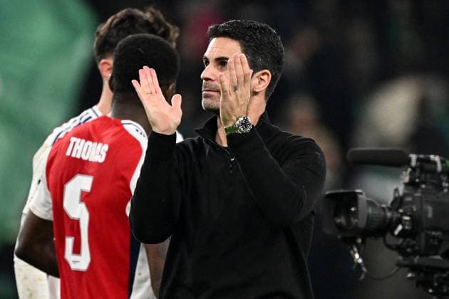 Arsenal head coach Mikel Arteta applauds the fans at full-time Sporting Lisbon v Arsenal, UEFA Champions League, Group Stage, Football, Estadio Jose Alvalade, Lisbon, Portugal - 26 Nov 2024 EDITORIAL USE ONLY No use with unauthorised audio, video, data, fixture lists, club league logos or live services. Online in-match use limited to 120 images, no video emulation. No use in betting, games or single club league player publications.  Copyright: xZedxJameson Shutterstockx 14940177fv
