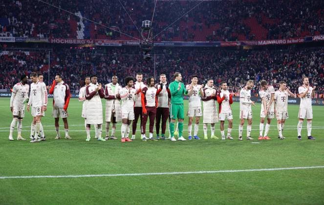 München, Deutschland, 26. November 2024: Fussball, Herren, Champions League, Saison 2024 2025, FC Bayern München - FC Paris Saint-Germain, Allianz Arena, 5.Spieltag Die Mannschaft des FC Bayern München nach Spielende beim Feiern bei den Fans vor der Südkurve