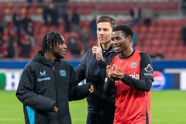 26.11.2024, Fussball: UEFA Champions League, Saison 2024 2025, Spieltag 05, Bayer 04 Leverkusen - FC Salzburg in der BayArena in Leverkusen. Xabi Alonso (Bayer 04 Leverkusen, Trainer) fordert Jeremie Frimpong (Bayer 04 Leverkusen, 30) und Nathan Tella (Bayer 04 Leverkusen, 19) zur Ruhe auf. Foto: Kirchner-Media TH Copyright: xKirchner-Media THx