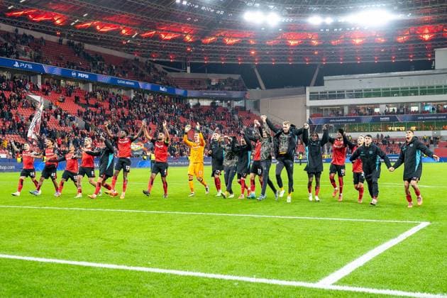 26.11.2024, Fussball: UEFA Champions League, Saison 2024 2025, Spieltag 05, Bayer 04 Leverkusen - FC Salzburg in der BayArena in Leverkusen. Die Leverkusener Mannschaft feiert den Sieg mit ihren Fans. Foto: Kirchner-Media TH Copyright: xKirchner-Media THx