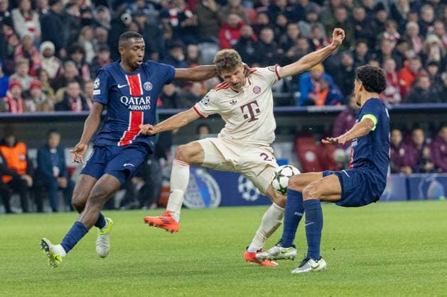Sport Bilder des Tages Willian Pacho (FC Paris Saint-Germain), Thomas Mueller (FC Bayern Muenchen) und Marquinhos (FC Paris Saint-Germain) v-l im Zweikampf, FC Bayern Muenchen vs. Paris Saint-Germain, Champions League, Fussball, 5. Spieltag, 26.11.2024 Muenchen Bayern Deutschland