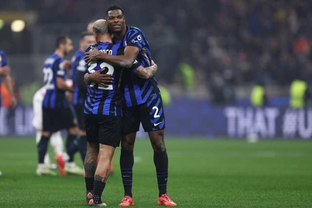Federico Dimarco (Fc Internazionale) und Denzel Dumfries (Fc Internazionale) celebrate after winning, UEFA Champions League 2024 25 League Phase MD2, FC Internazionale Milano v RB Leipzig, Stadio Giuseppe Meazza (San Siro), November 26, 2024, Milan, Italy.