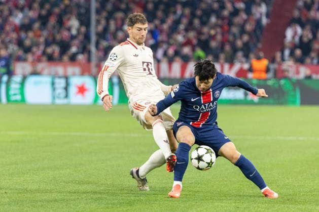 Leon Goretzka (FC Bayern Muenchen) und Kang-in Lee (FCË½ParisË½Saint-Germain) v-l im Zweikampf, FC Bayern Muenchen vs. Paris Saint-Germain, Champions League, Fussball, 5. Spieltag, 26.11.2024 Muenchen Bayern Deutschland