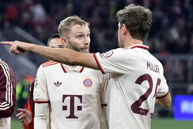 26.11.2024, xemx, Fussball UEFA Champions League, FC Bayern Muenchen - Paris St.Germain emspor, v.l. Jubel, Freude über den Sieg bei Konrad Laimer (FC Bayern Muenchen) Thomas Mueller (FC Bayern Muenchen) (DFL DFB REGULATIONS PROHIBIT ANY USE OF PHOTOGRAPHS as IMAGE SEQUENCES and or QUASI-VIDEO) Muenchen