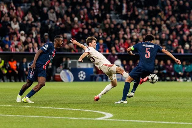 UEFA Champions League: FC Bayern München - FC Paris Saint-Germain; 26.11.2024 Zweikampf Willian Pacho (FC Paris Saint-Germain, 51), Thomas Müller (FC Bayern München, 25), Marquinhos (FC Paris Saint-Germain, 5) UEFA Champions League: FC Bayern München - FC Paris Saint-Germain, München, Allianz Arena am 26.11.2024 Copyright: xBEAUTIFULxSPORTS Wunderlx