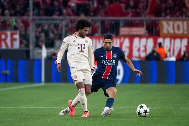 Serge Gnabry (FC Bayern Muenchen, 07) im Zweikampf mit Achraf Hakimi (Paris Saint Germain, 02), GER, FC Bayern Muenchen (FCB) vs Paris Saint Germain (PSG), Fussball, UEFA Champions League, 5. Spieltag, Spielzeit 2024 2025, 26.11.2024 GER, FC Bayern Muenchen (FCB) vs Paris Saint Germain (PSG), Fussball, UEFA Champions League, 5. Spieltag, Spielzeit 2024 2025, 26.11.2024 Muenchen Copyright: xEibner-Pressefoto Memmlerx EP_MMR