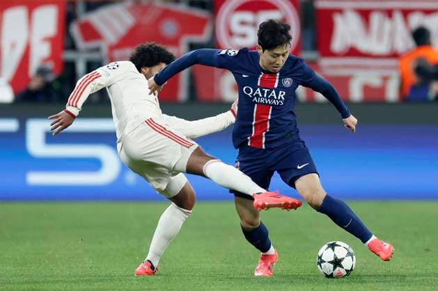 Bild v.l.: Serge Gnabry (FC Bayern Muenchen, 7) und Kang-in Lee (FC Paris Saint-Germain, 19), 26.11.2024, Fussball, UEFA Champions League, Bayern Muenchen - Paris St. Germain, GER, Muenchen, Allianz Arena, DFL REGULATIONS PROHIBIT ANY USE OF PHOTOGRAPHS AS IMAGE SEQUENCES AND OR QUASI-VIDEO. Copyright: HMBxMedia xHeikoxBecker