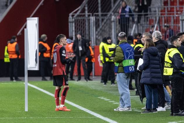 UEFA Champions League: Bayer 04 Leverkusen - FC Salzburg; 26.11.2024 Florian Wirtz (Bayer 04 Leverkusen, 10) Spieler des Spiels, Interview. UEFA Champions League: Bayer 04 Leverkusen - FC Salzburg; BayArena, Leverkusen; 26.11.2024 Copyright: xBEAUTIFULxSPORTS Buriakovx