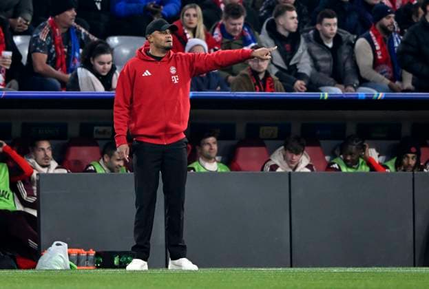 Trainer Coach Vincent Kompany FC Bayern Muenchen FCB Gestik Geste am Spielfeldrand FC Bayern Muenchen FCB vs Paris Saint-Germain PSG Spieltag 5 26.11.2024 DFL REGULATIONS PROHIBIT ANY USE OF PHOTOGRAPHS AS IMAGE SEQUENCES AND OR QUASI-VIDEO FC Bayern Muenchen FCB vs Paris Saint-Germain PSG